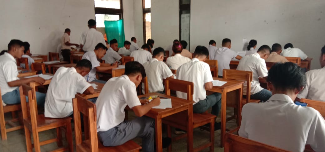 siswa/siswi SMA Nesi Neonmat sedang Belajar