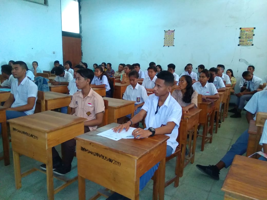 siswa/siswi SMA Nesi Neonmat sedang Belajar