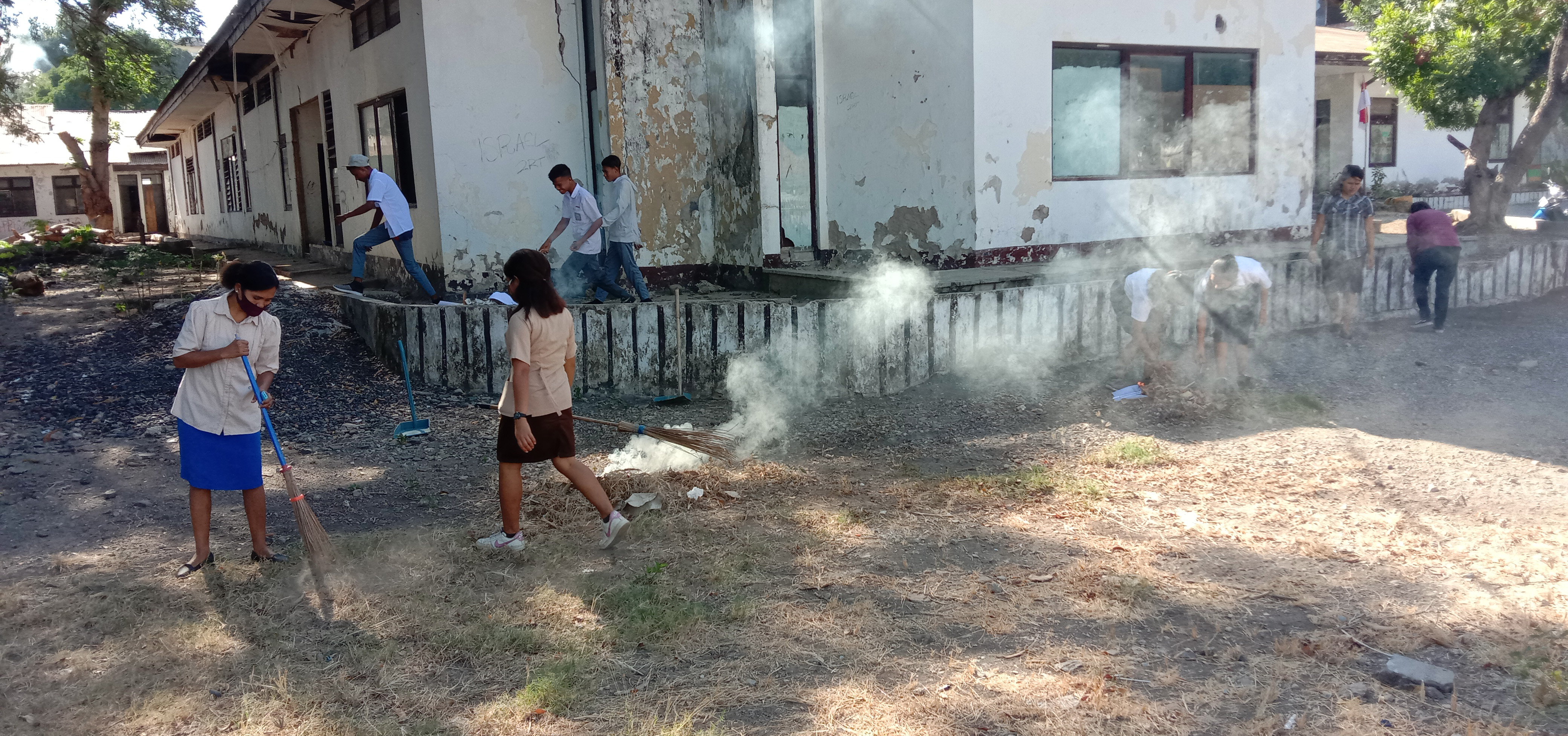 Pembersihan Lingkungan Sekolah
