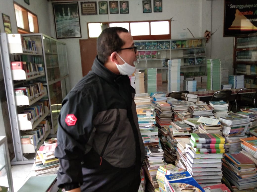 Membenahi perpustakaan bersama jajaran pimpinan, guru dan santri PTSM