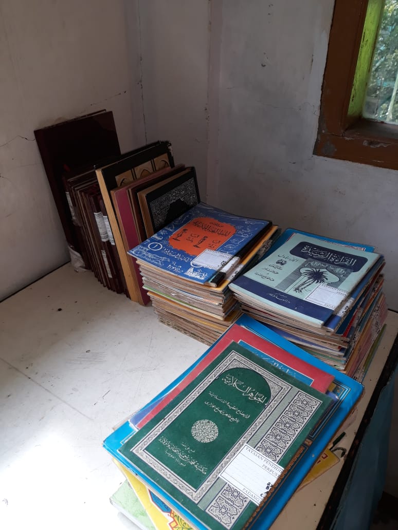 Membenahi perpustakaan bersama jajaran pimpinan, guru dan santri PTSM