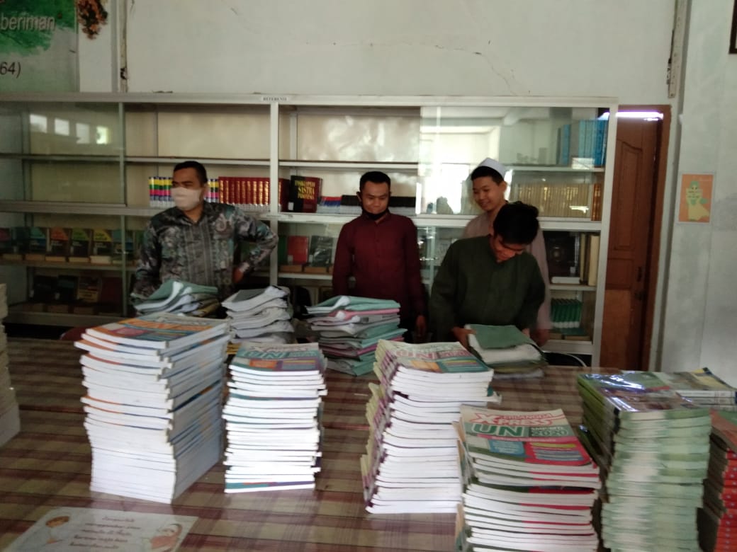 Membenahi perpustakaan bersama jajaran pimpinan, guru dan santri PTSM