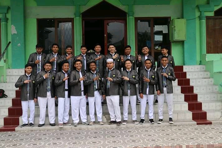 Foto bersama dengan pasukan Paskibra Kota Padang panjang, 4 orang dari SMA Uswatun Hasanah