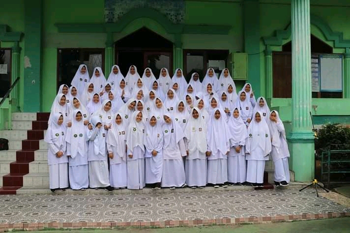 Foto bersama dengan pasukan Paskibra Kota Padang panjang, 4 orang dari SMA Uswatun Hasanah