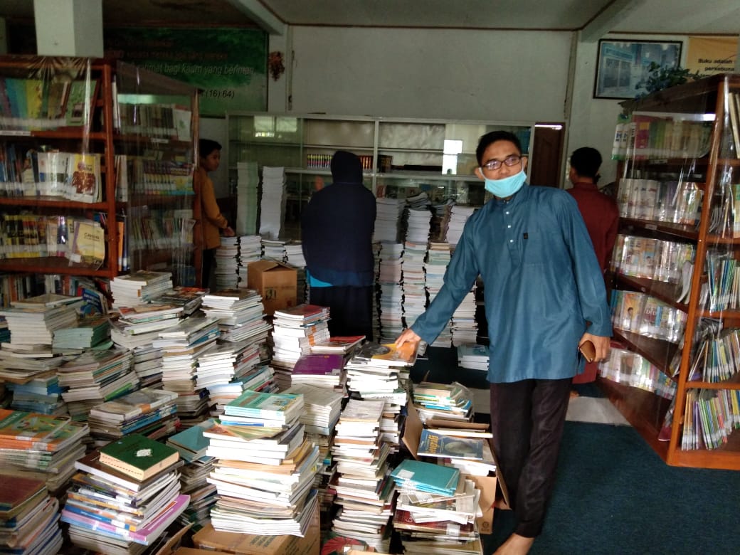 Membenahi perpustakaan bersama jajaran pimpinan, guru dan santri PTSM