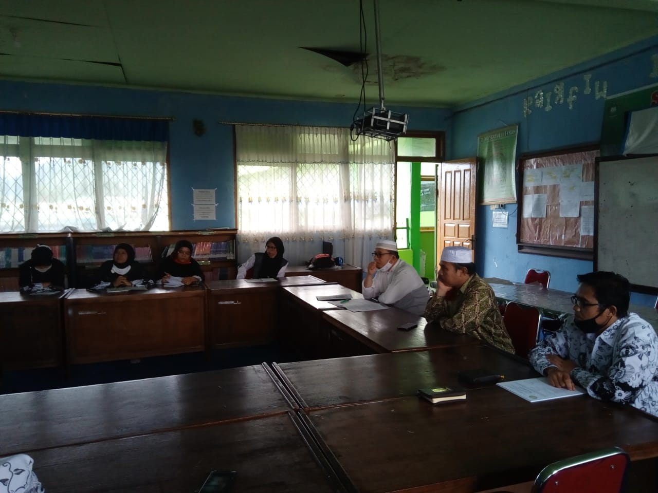 Berdiskusi dengan guru Prakarya, Seni Budaya dan Guru PJOK
