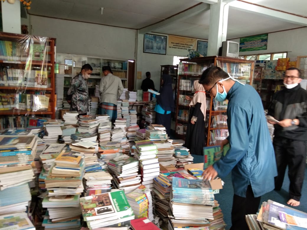 Membenahi perpustakaan bersama jajaran pimpinan, guru dan santri PTSM
