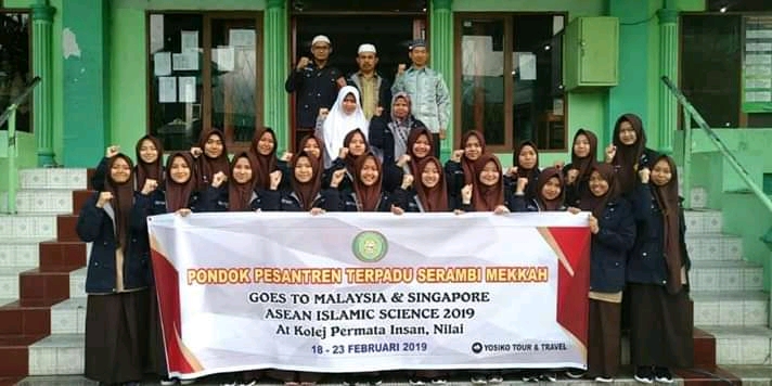 Foto bersama dengan pasukan Paskibra Kota Padang panjang, 4 orang dari SMA Uswatun Hasanah