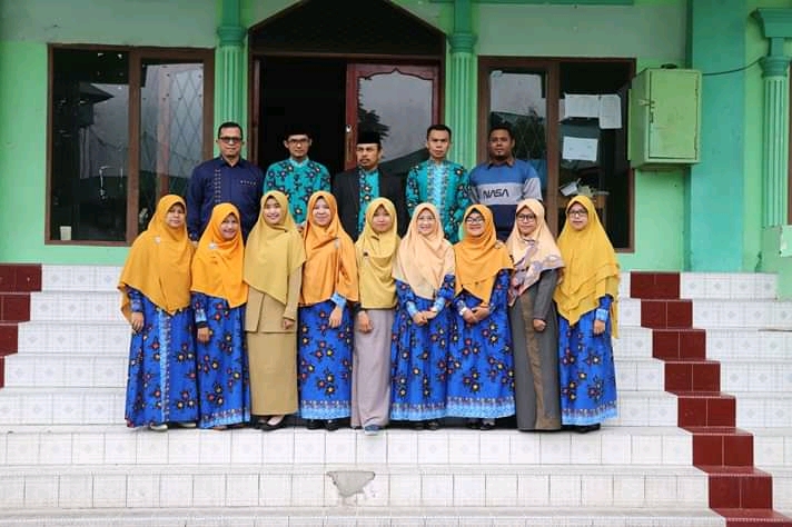 Foto bersama dengan pasukan Paskibra Kota Padang panjang, 4 orang dari SMA Uswatun Hasanah