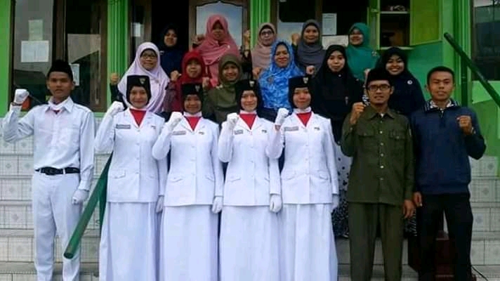 Foto bersama dengan pasukan Paskibra Kota Padang panjang, 4 orang dari SMA Uswatun Hasanah