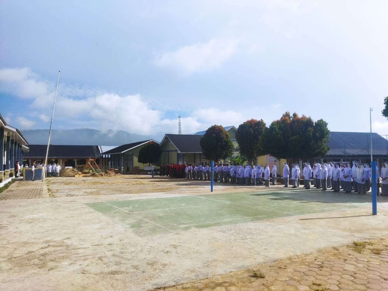 UPACARA MEMPERINGATI HARI SUMPAH PEMUDA YANG KE 97 DI SMKN 2 BLANGKEJEREN