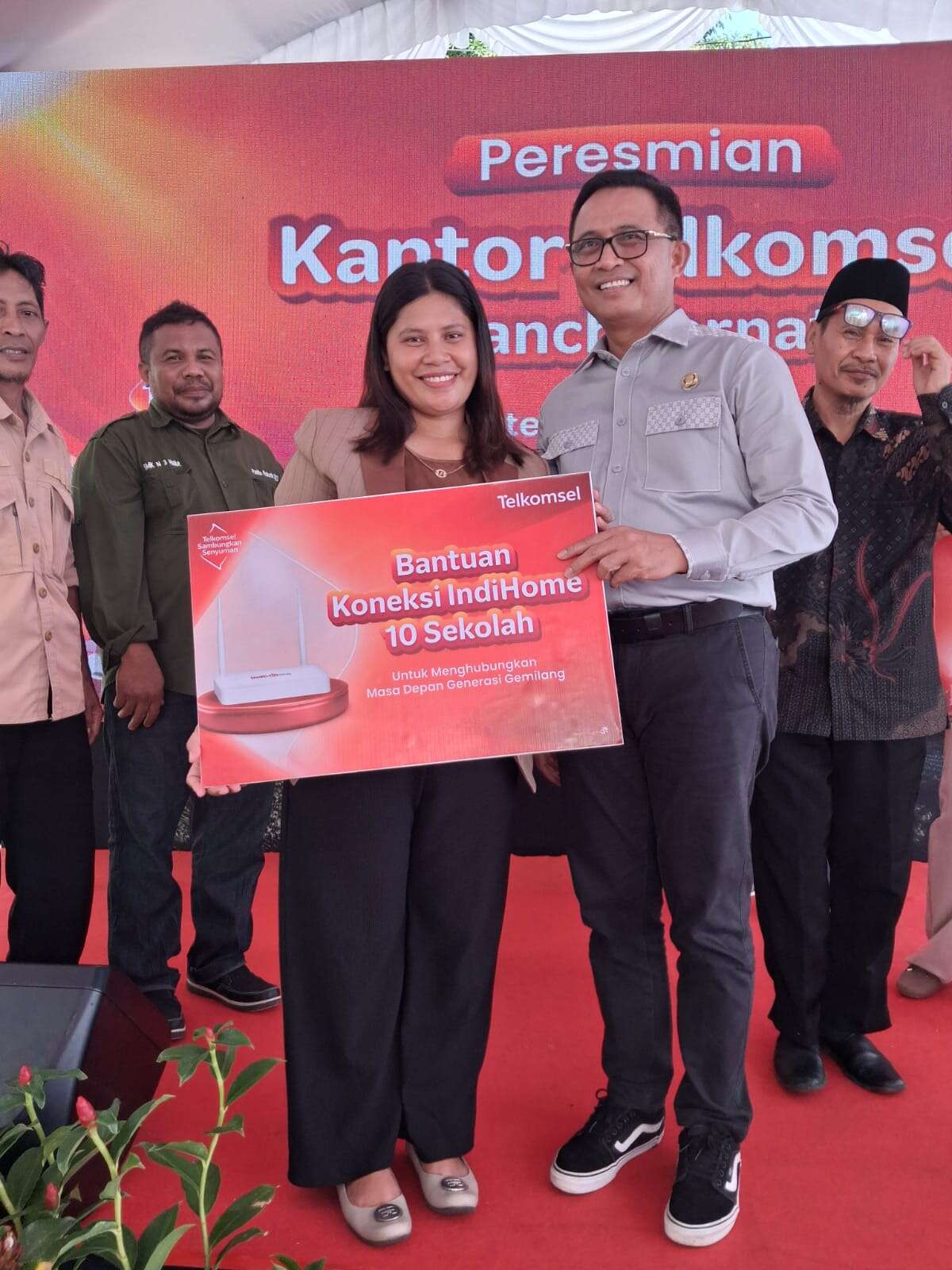SMK Indotekno Maluku Utara Terima Bantuan Koneksi IndiHome dari Telkomsel