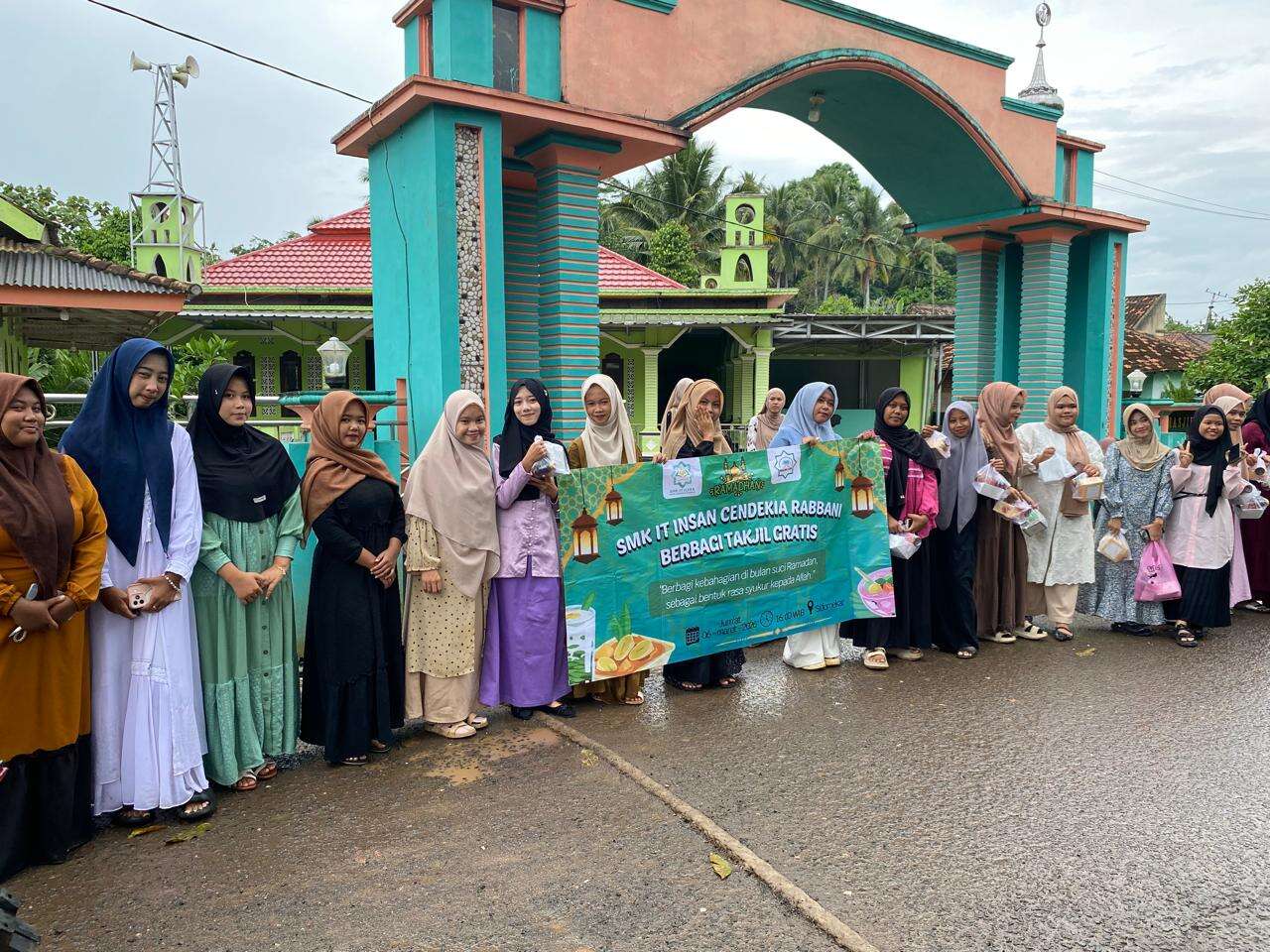 SMK IT Insan Cendekia Rabbani berbagi takjil dibulan Ramadhan