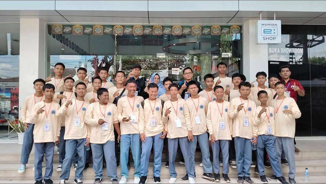 Bukan Sekadar Jalan-Jalan, Ini Keseruan SMK Negeri 11 Cempaka Melihat Langsung  Dunia Kerja