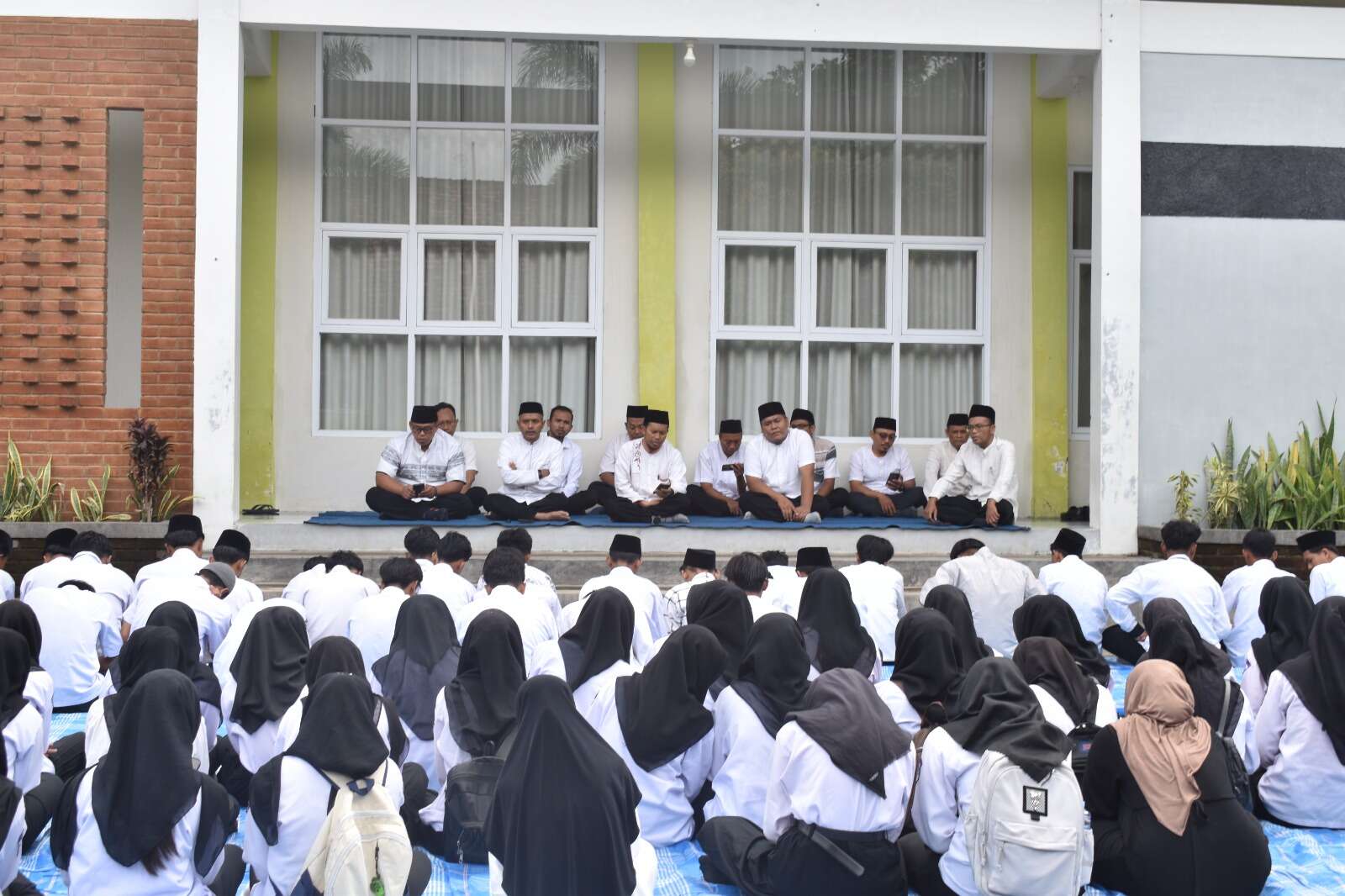MEMBANGUN KARAKTER TANGGUH DI ERA DIGITAL: SMKN 1 CERMEE INTEGRASIKAN NILAI ISRA MI'RAJ DALAM KEGIATAN BELAJAR