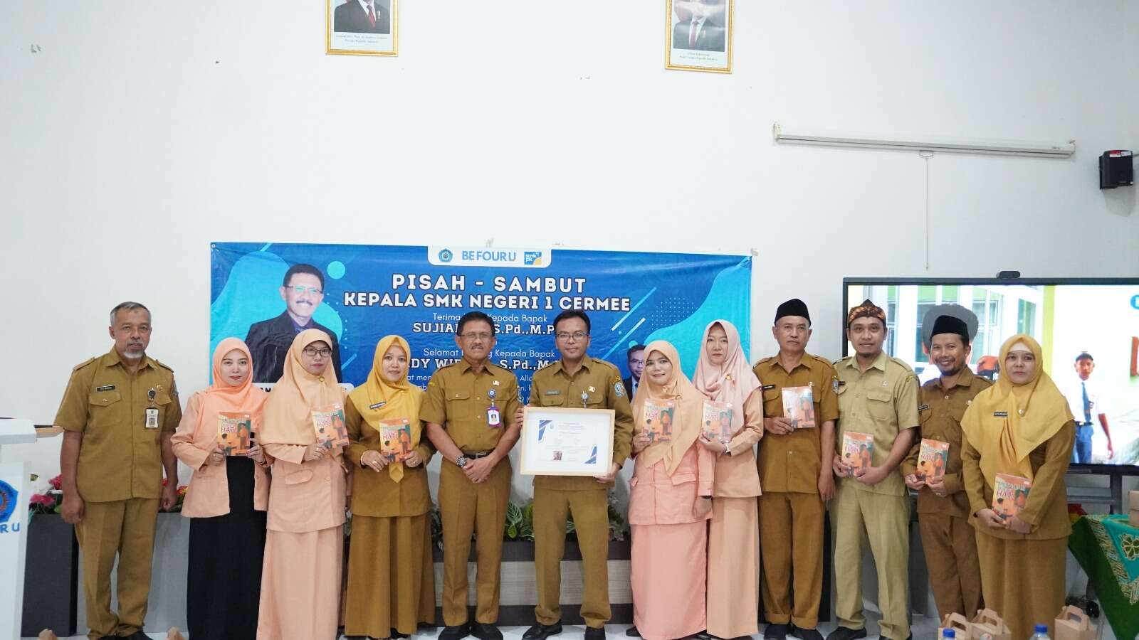 SEMARAK LITERASI SMAKECE: PELUNCURAN EMPAT BUKU KOLABORASI MENGIRINGI SERAH TERIMA JABATAN KEPALA SEKOLAH