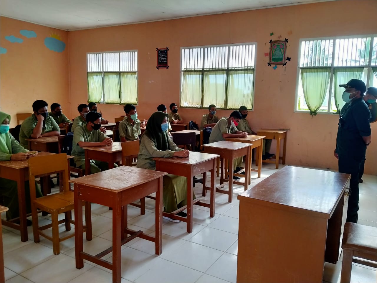 Kegiatan Belajar Mengajar di SMK Negeri 1 Dewantara