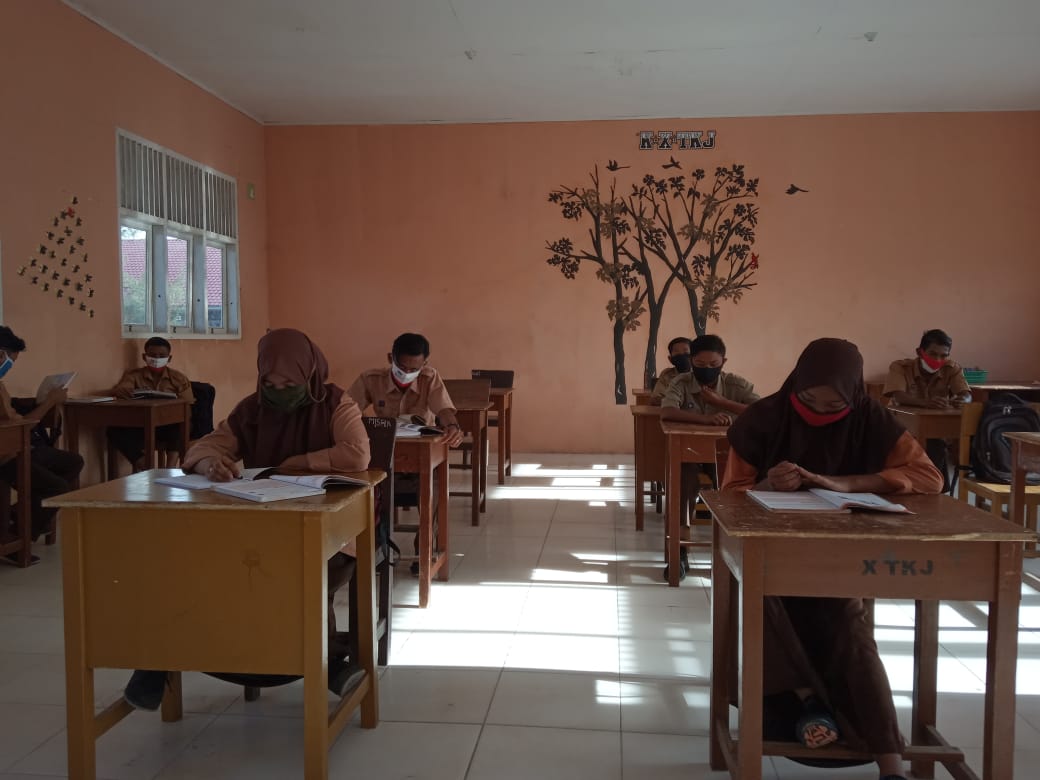 Kegiatan Belajar Mengajar di SMK Negeri 1 Dewantara