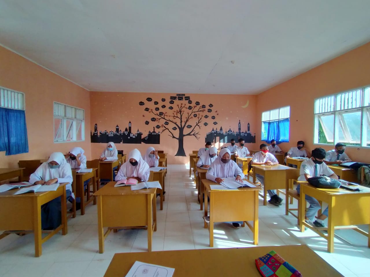 Kegiatan Belajar Mengajar di SMK Negeri 1 Dewantara