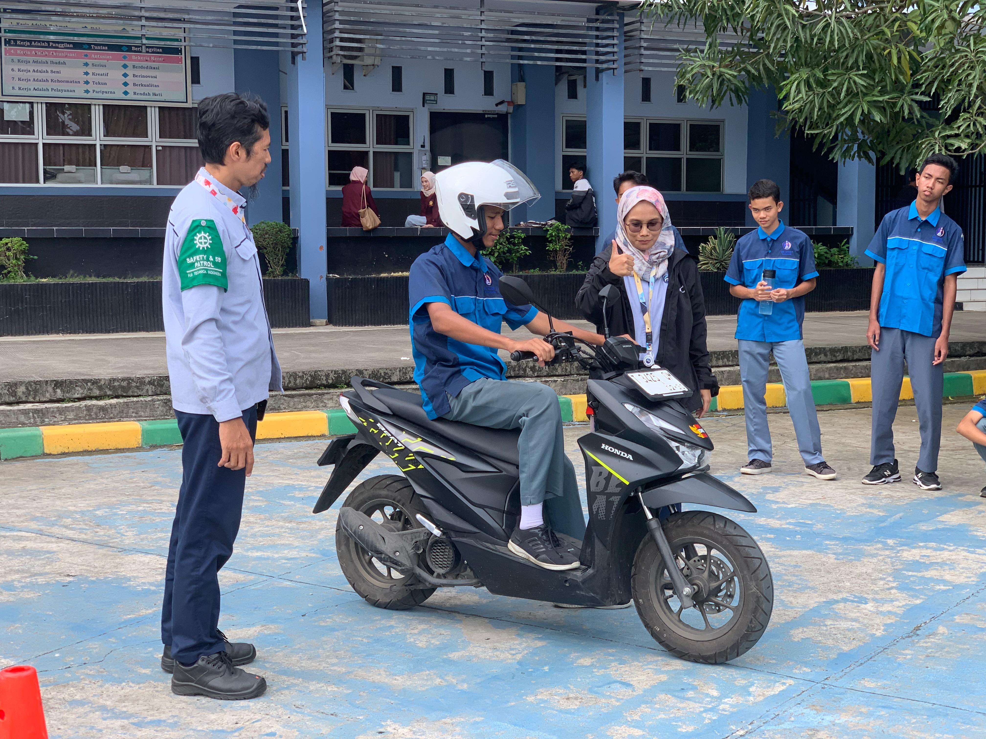 Training Safety Riding Bersama PT Fuji Technica Indonesia: Sinergi Dunia Industri dan Pendidikan di SMKN 1 Karawang.