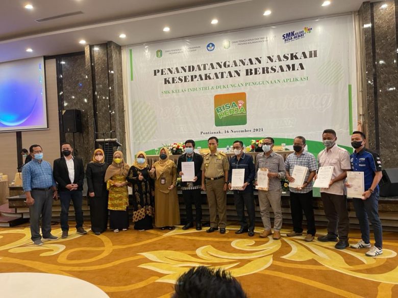 ONTIANAK – Dinas Pendidikan dan Kebudayaan Provinsi Kalimantan Barat menggelar acara penggunaan sistem Bisa Kerja yang dihadiri oleh Kepala Dinas Tenaga Kerja dan Transmigrasi Provinsi Kalimnatna Barat, serta Kepala Dinas Tenaga Kerja dan Transmigrasi Kabupaten/Kota se Kalimantan Barat, Selasa (16/11).  Hadir pula perwakilan dari perguruan tinggi, antara lain Rektor IKIP PGRI Pontianak, dan Politeknik Negeri Pontianak, serta pimpinan dari dunia usaha dan industry seperti PT Akcaya Utama Press, Bank Pembangunan Daerah Kalimantan Barat, pimpinan perusahaan-perusahan terbesar di Kalimantan Barat, Persatuan Hotel dan Restauran Indonesia Kalimantan Barat, Pengurus Bursa Kerja Khusus (BKK) Kalimantan Barat, dan Kepala SMK se Kalimantan Barat.