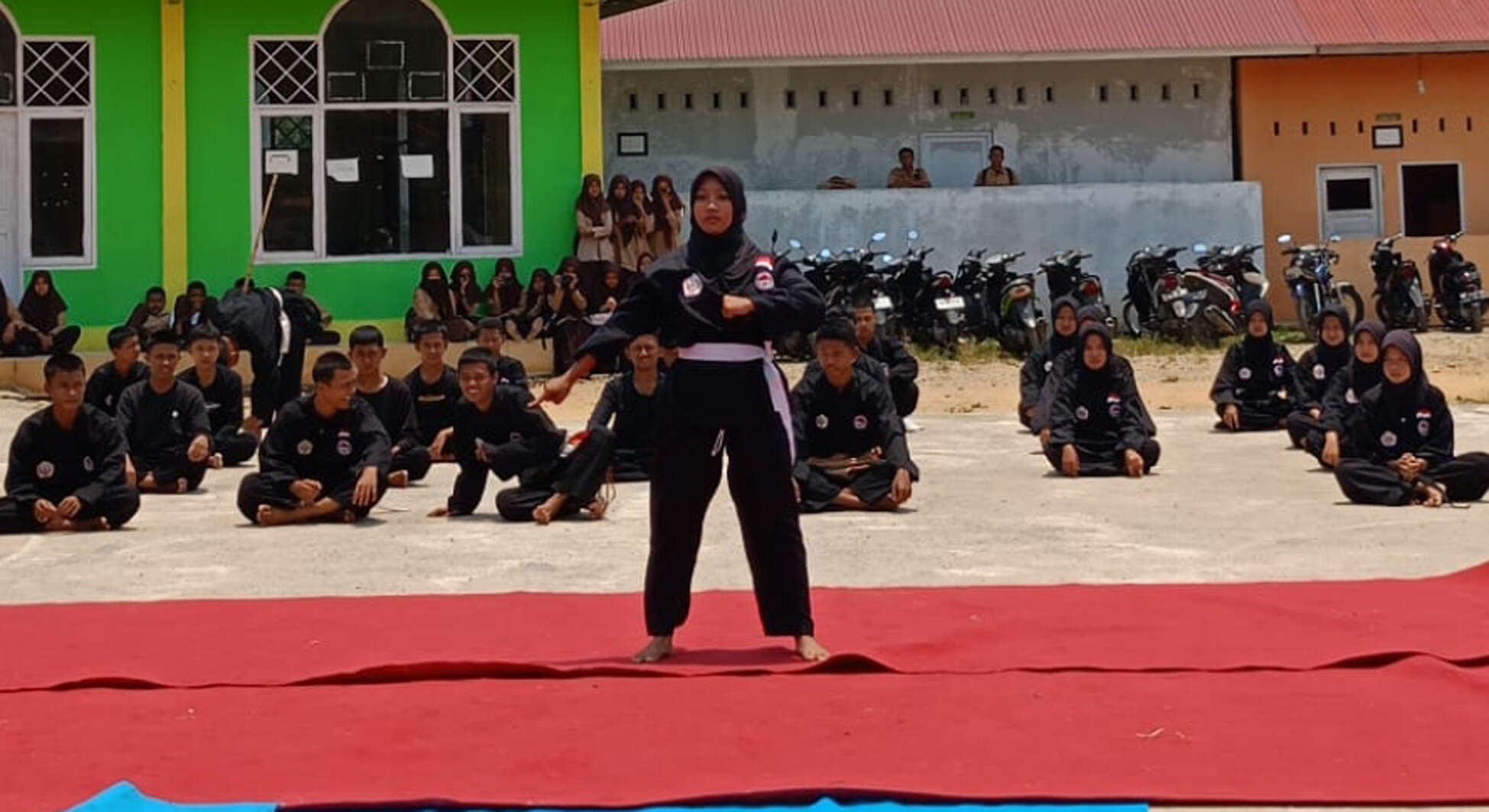 Meriahnya pertunjukan pentas seni