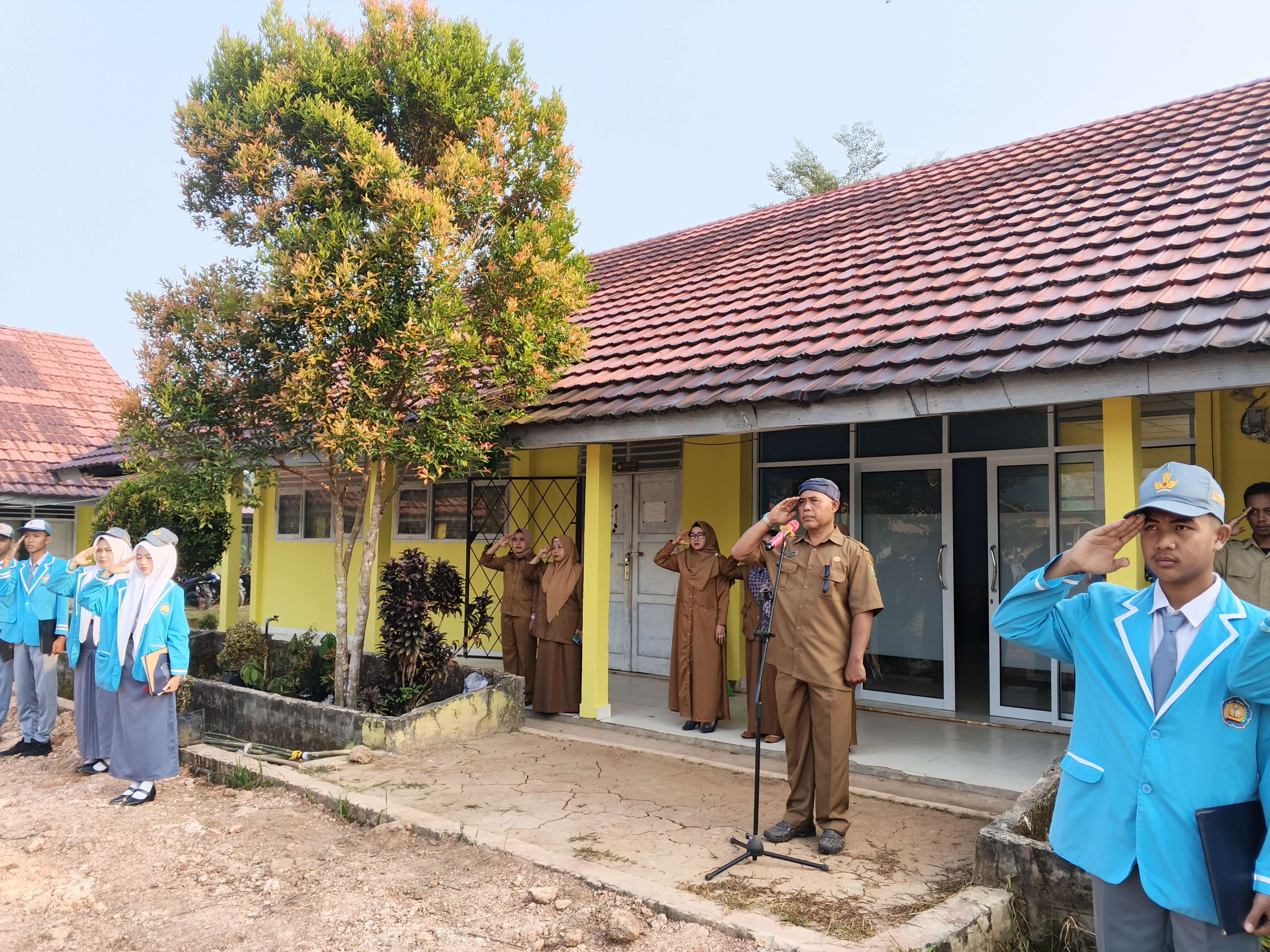 Upacara Perdana Kelas X di SMKN 1 Pedamaran Timur dipimpin oleh Kepala Sekolah