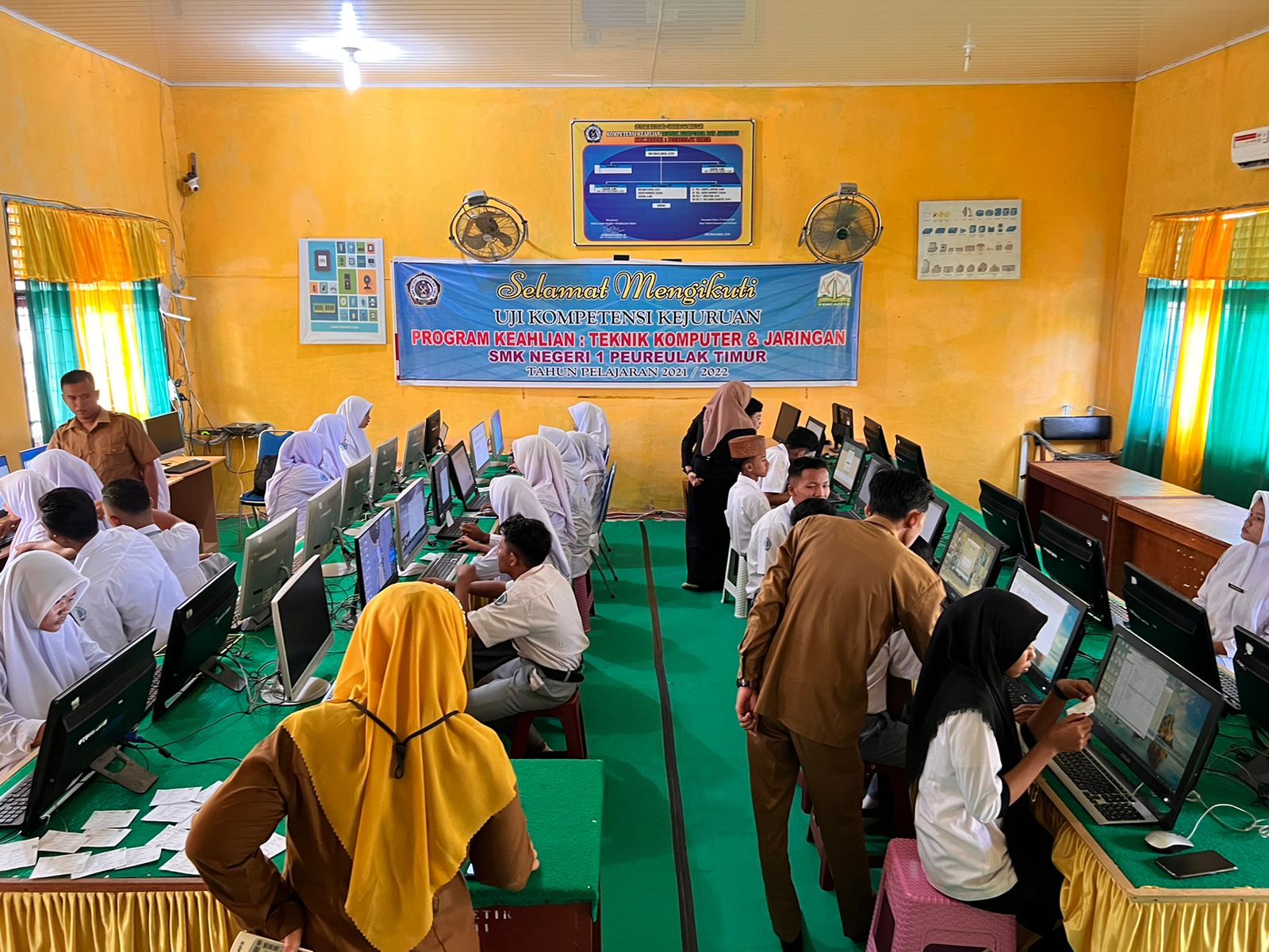 SIMULASI ASESMEN KOMPETENSI MINIMUM (AKM) DI SMK NEGERI 1 PEUREULAK TIMUR