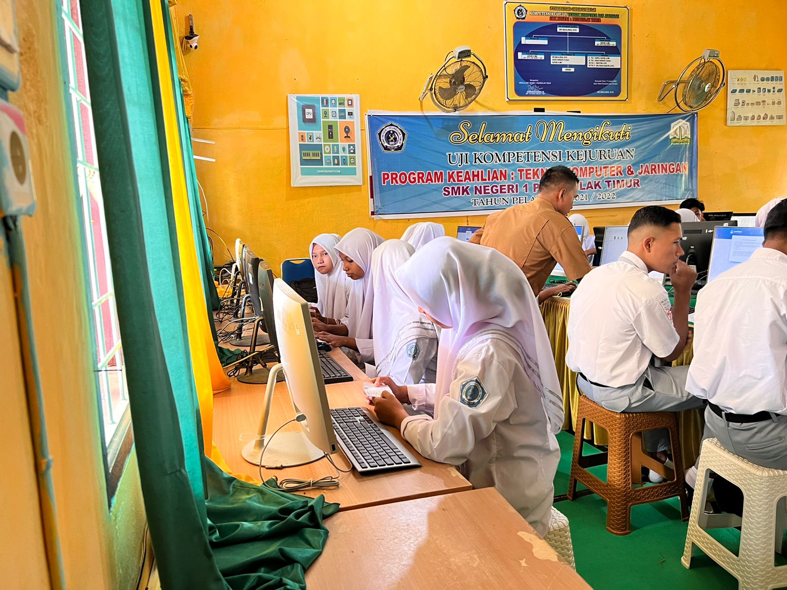 SIMULASI ASESMEN KOMPETENSI MINIMUM (AKM) DI SMK NEGERI 1 PEUREULAK TIMUR