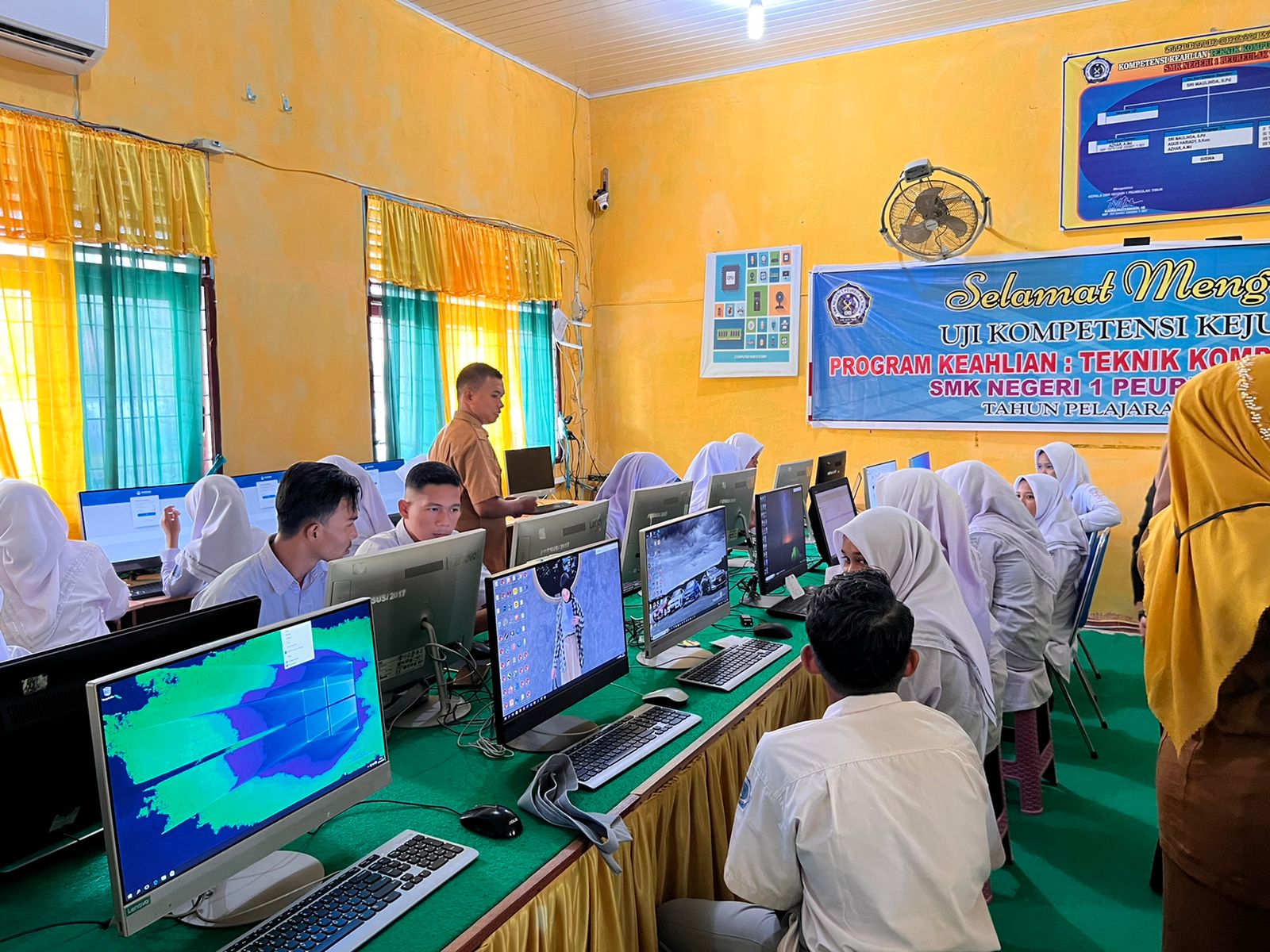 SIMULASI ASESMEN KOMPETENSI MINIMUM (AKM) DI SMK NEGERI 1 PEUREULAK TIMUR