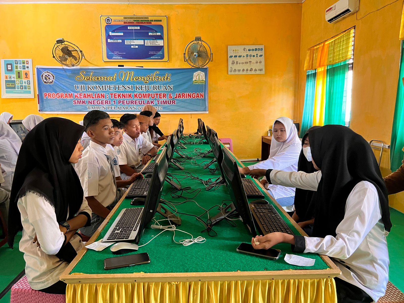 SIMULASI ASESMEN KOMPETENSI MINIMUM (AKM) DI SMK NEGERI 1 PEUREULAK TIMUR