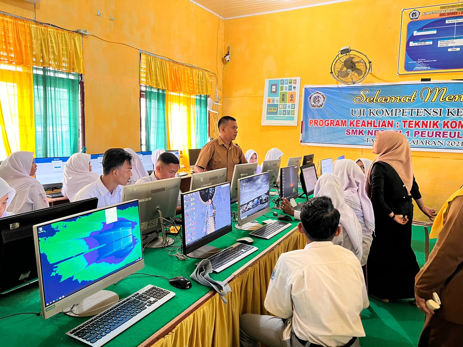 SIMULASI ASESMEN KOMPETENSI MINIMUM (AKM) DI SMK NEGERI 1 PEUREULAK TIMUR
