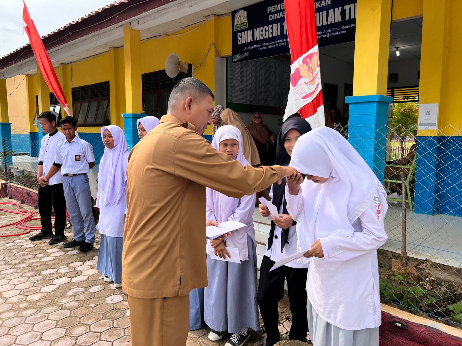 PEMBAGIAN HADIAH ANEKA LOMBA MEMPERINGATAN HUT RI KE 77
