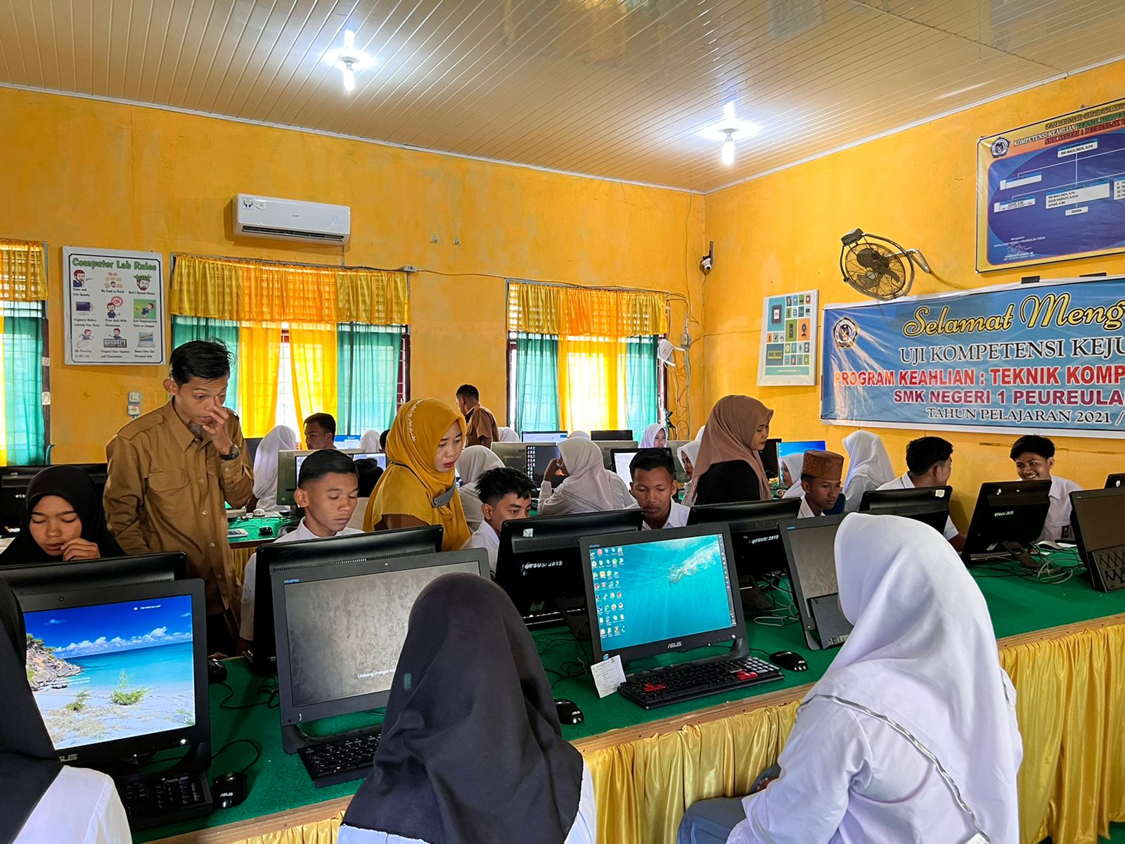 SIMULASI ASESMEN KOMPETENSI MINIMUM (AKM) DI SMK NEGERI 1 PEUREULAK TIMUR