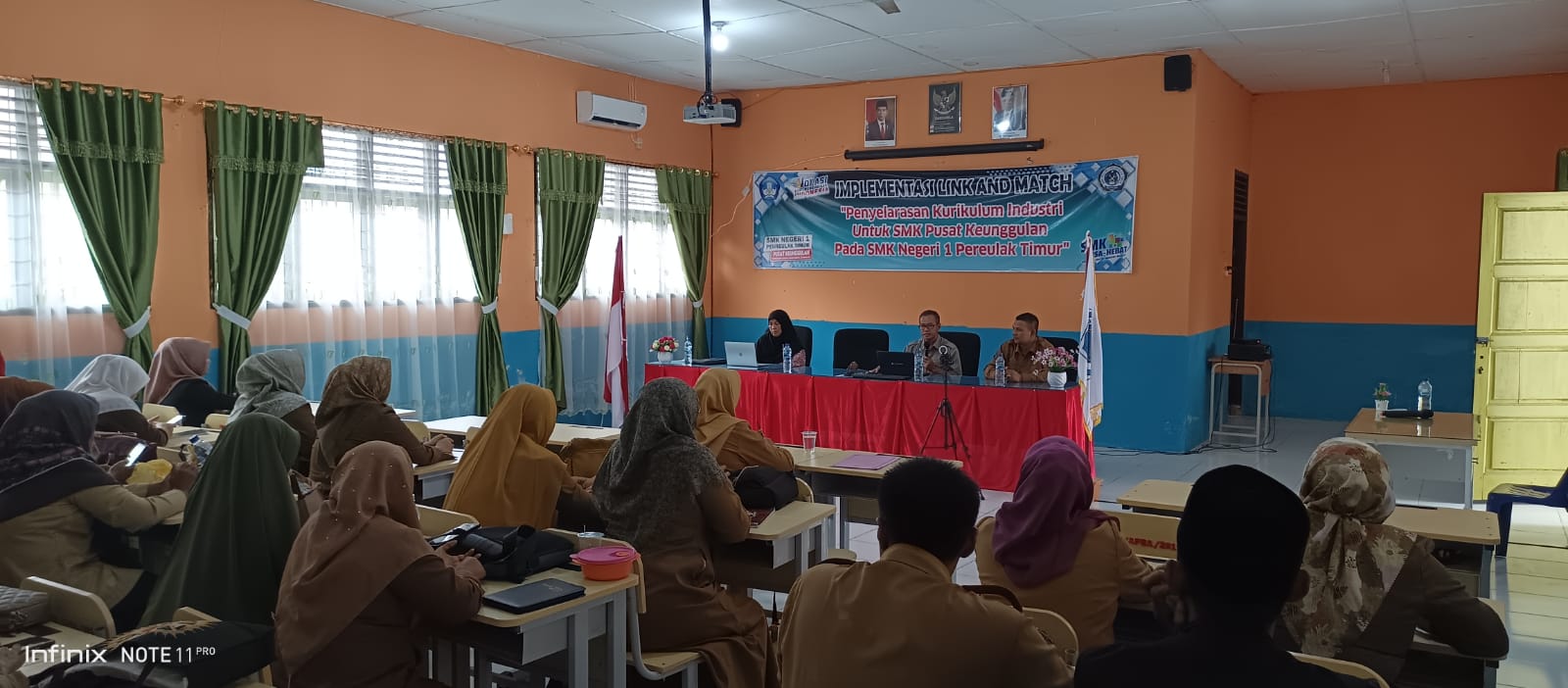 Kegiatan IHT Implementasi Link and Match Penyelarasan Kurikulum Industri pada SMKN 1 Peureulak Timur