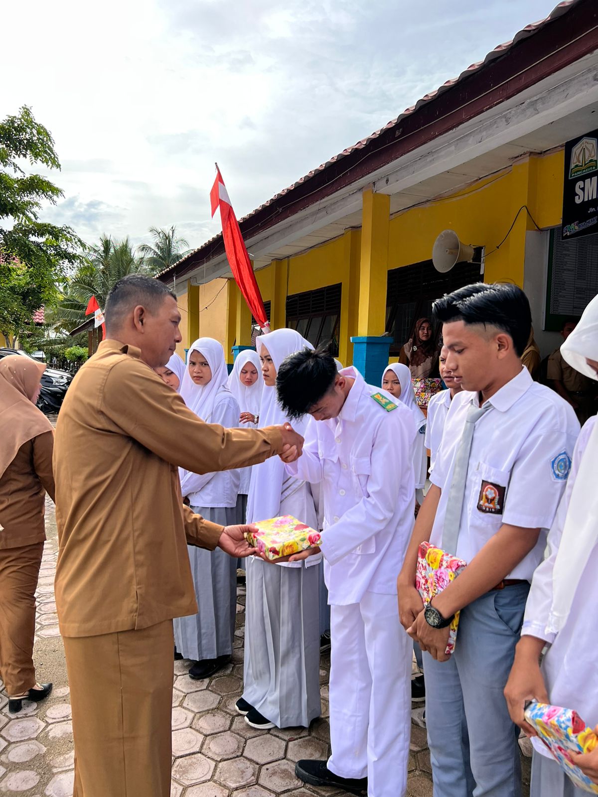 PEMBAGIAN HADIAH ANEKA LOMBA MEMPERINGATAN HUT RI KE 77