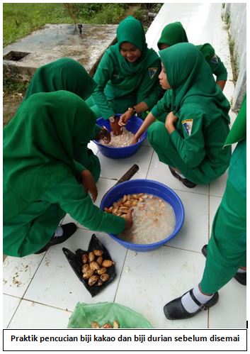 Kegiatan Praktik Menanam oleh siswa siswi