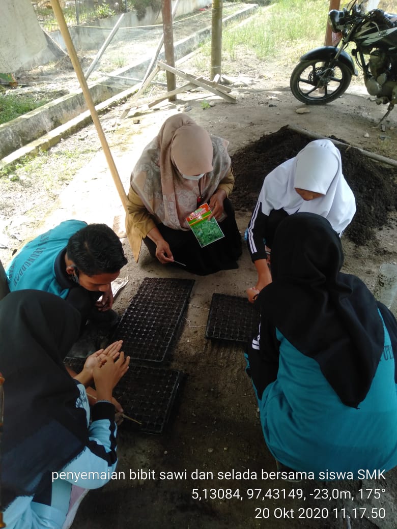 Kegiatan Praktik Menanam oleh siswa siswi