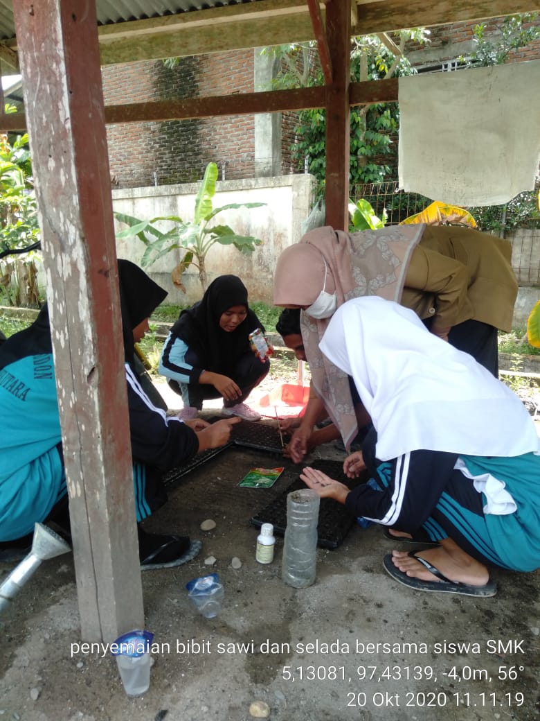 Kegiatan Praktik Menanam oleh siswa siswi