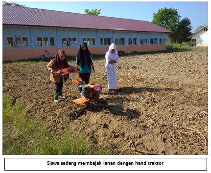Kegiatan Praktik Menanam oleh siswa siswi