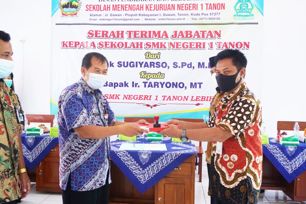 Prosesi Serima Terima Jabatan Plt. Kepala Sekolah SMK Negeri 1 Tanon dari Bapak Sunarto Kasi SMK Cabang Dinas Pendidikan Wilayah VI kepada Bapak Ir. Taryono, M. T sebagai Plt. Kepala Sekolah SMK Negeri 1 Tanon yang baru