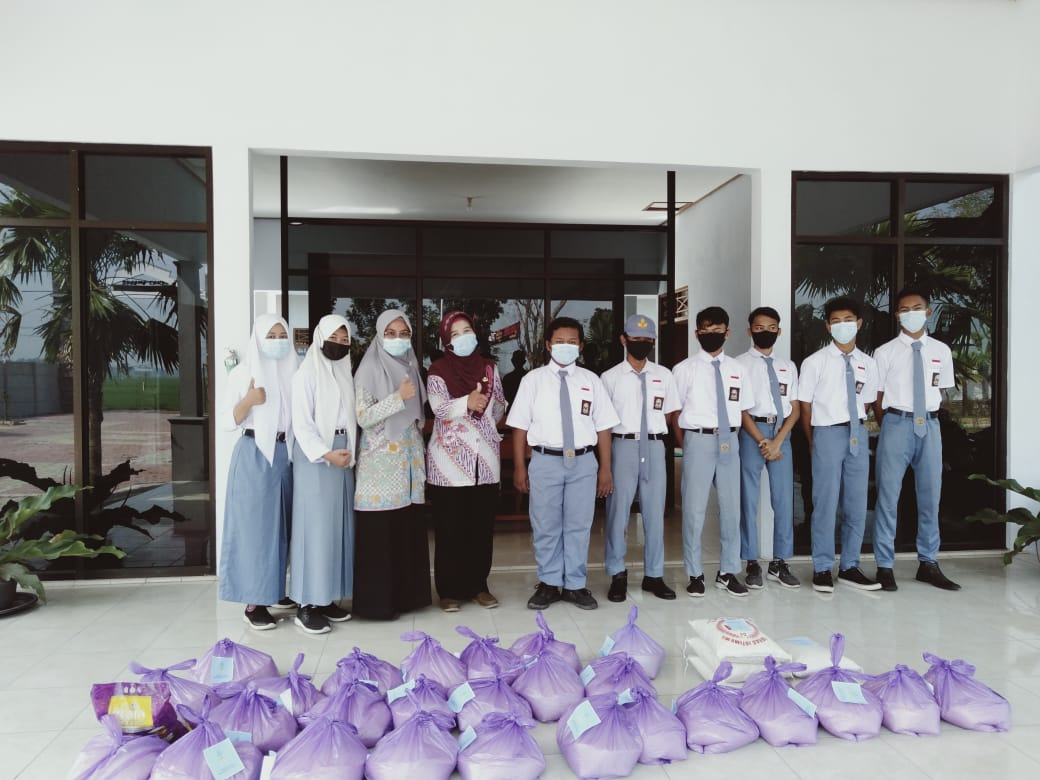 Pembagian Zakat Fitrah SMK Negeri 1 Tanon kepada Warga Sekitar Sekolah di Jalan Gawan Desa Ngamban RT 7 , 8, 9 dan 10 Kec. Tanon, Kab. Sragen