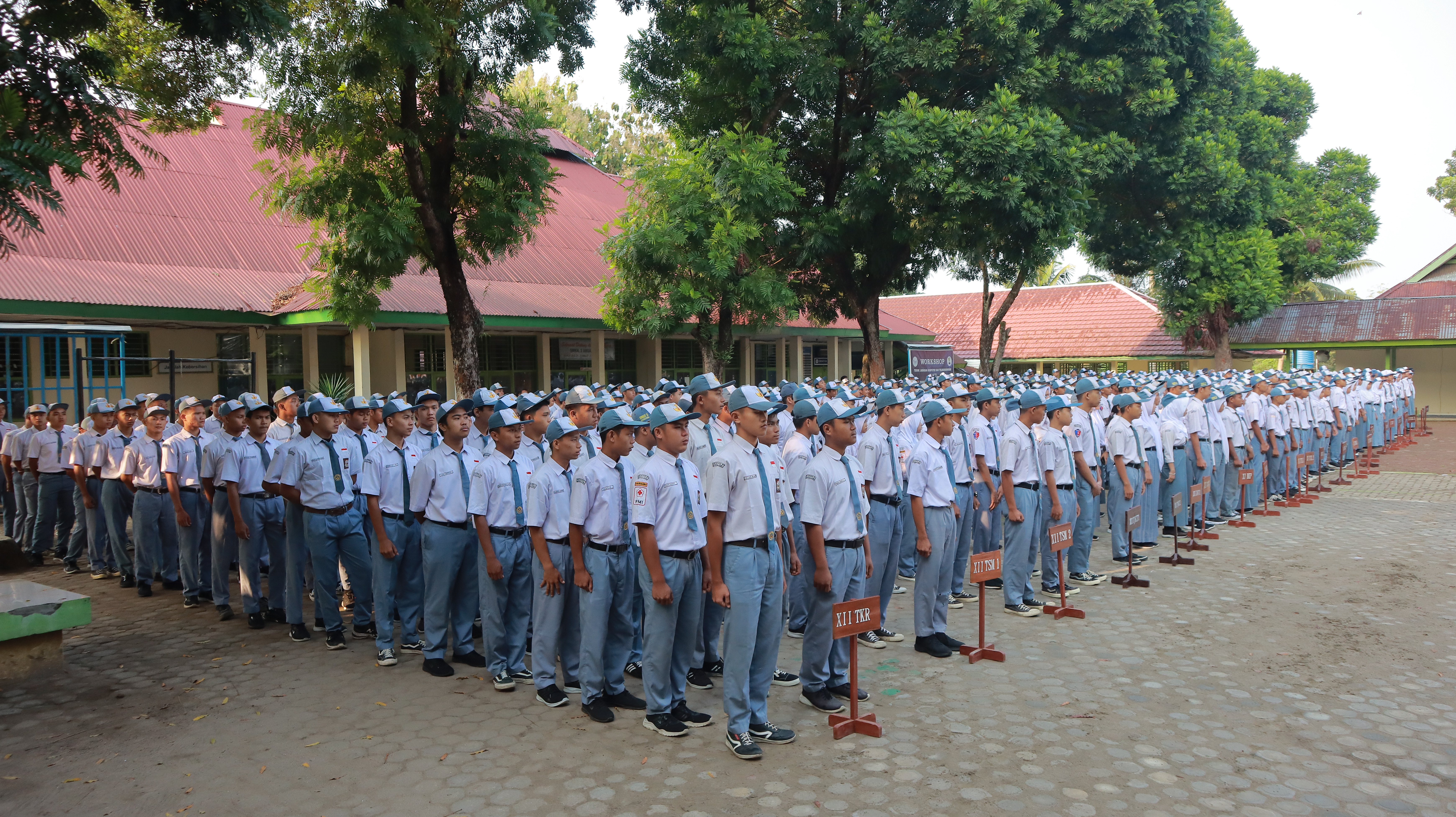 Upacara Bendera di Sekolah