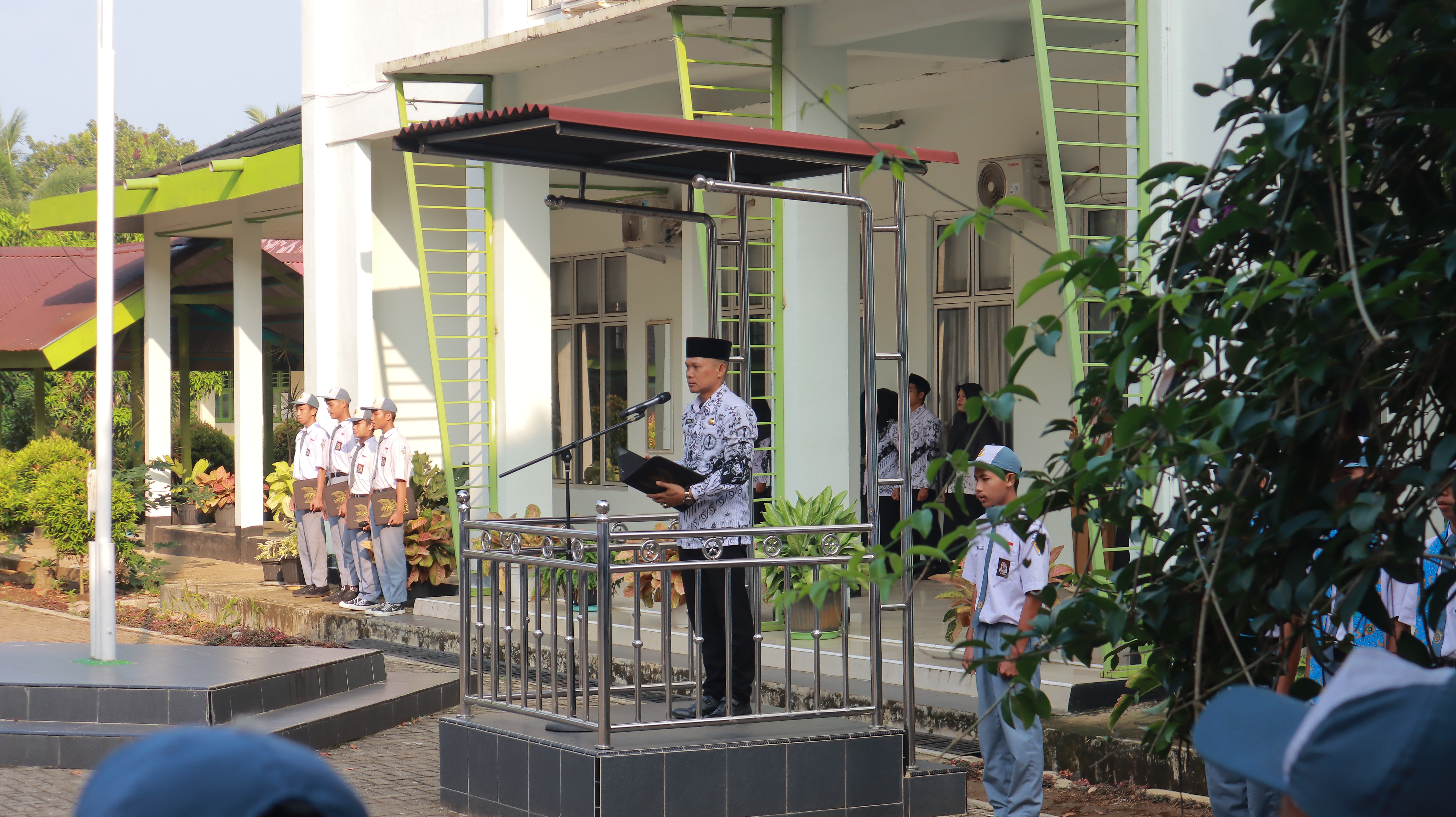 Upacara Bendera di Sekolah