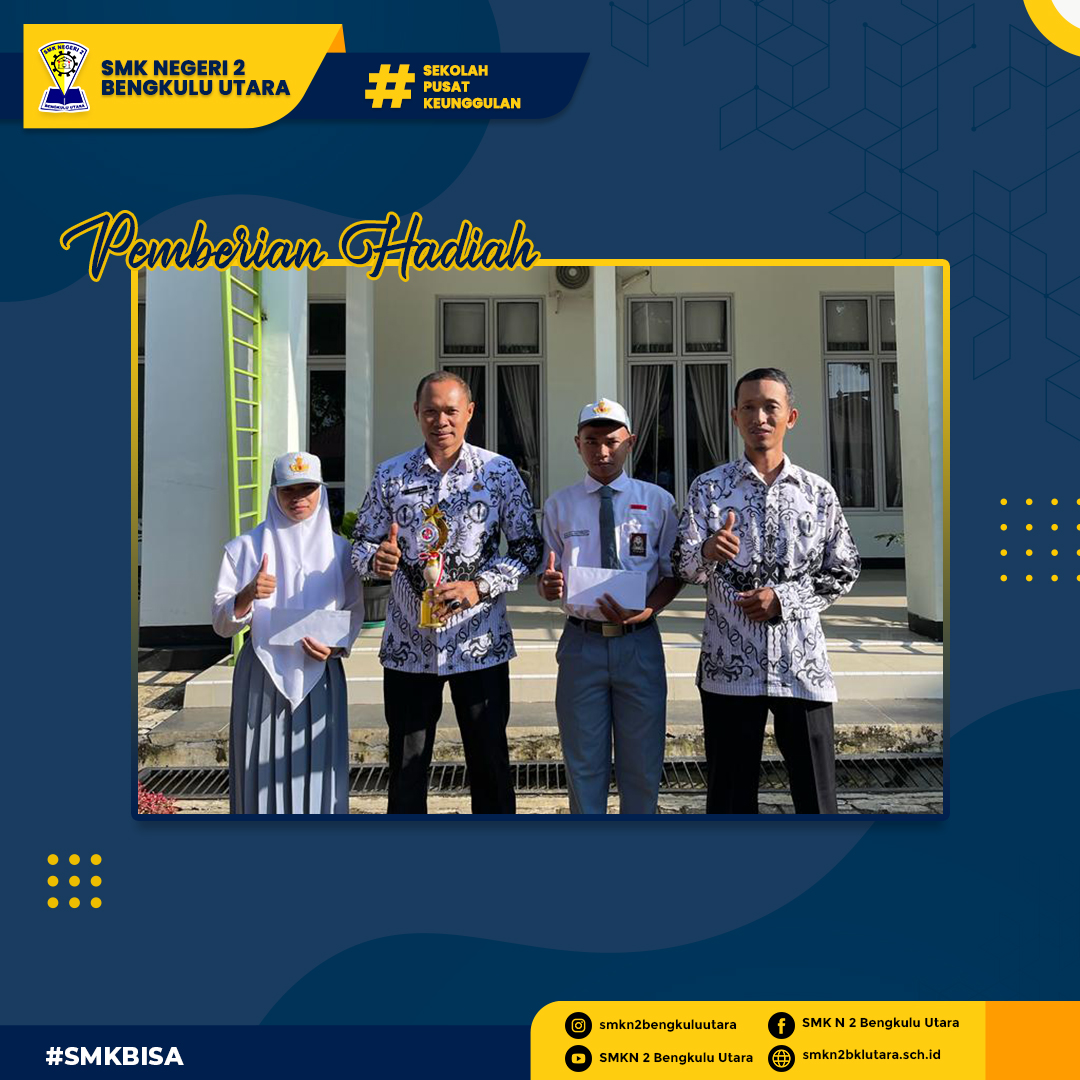 Pemberian Hadiah oleh kepala sekolah kepada siswa berprestasi