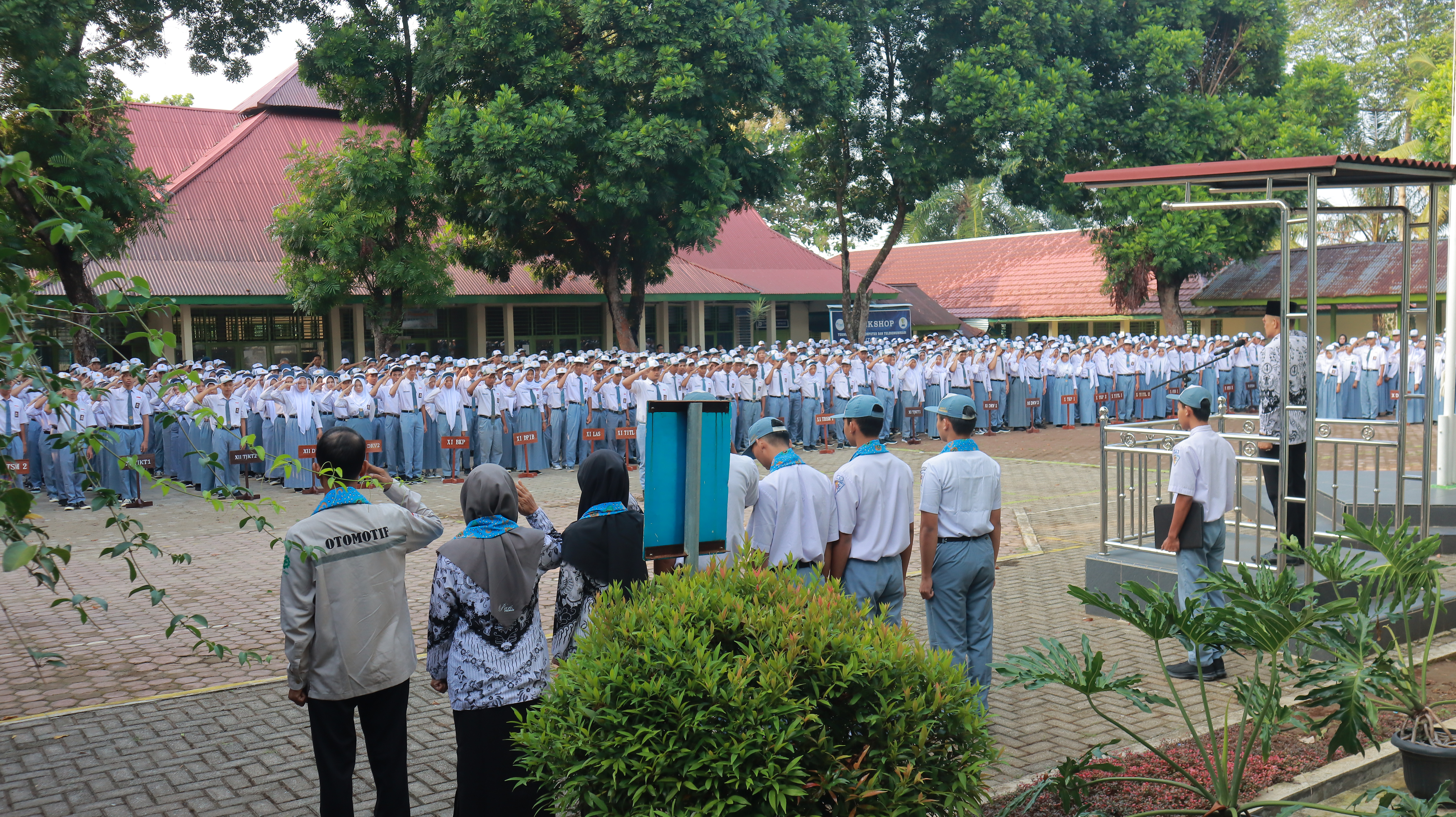 Upacara Bendera di Sekolah