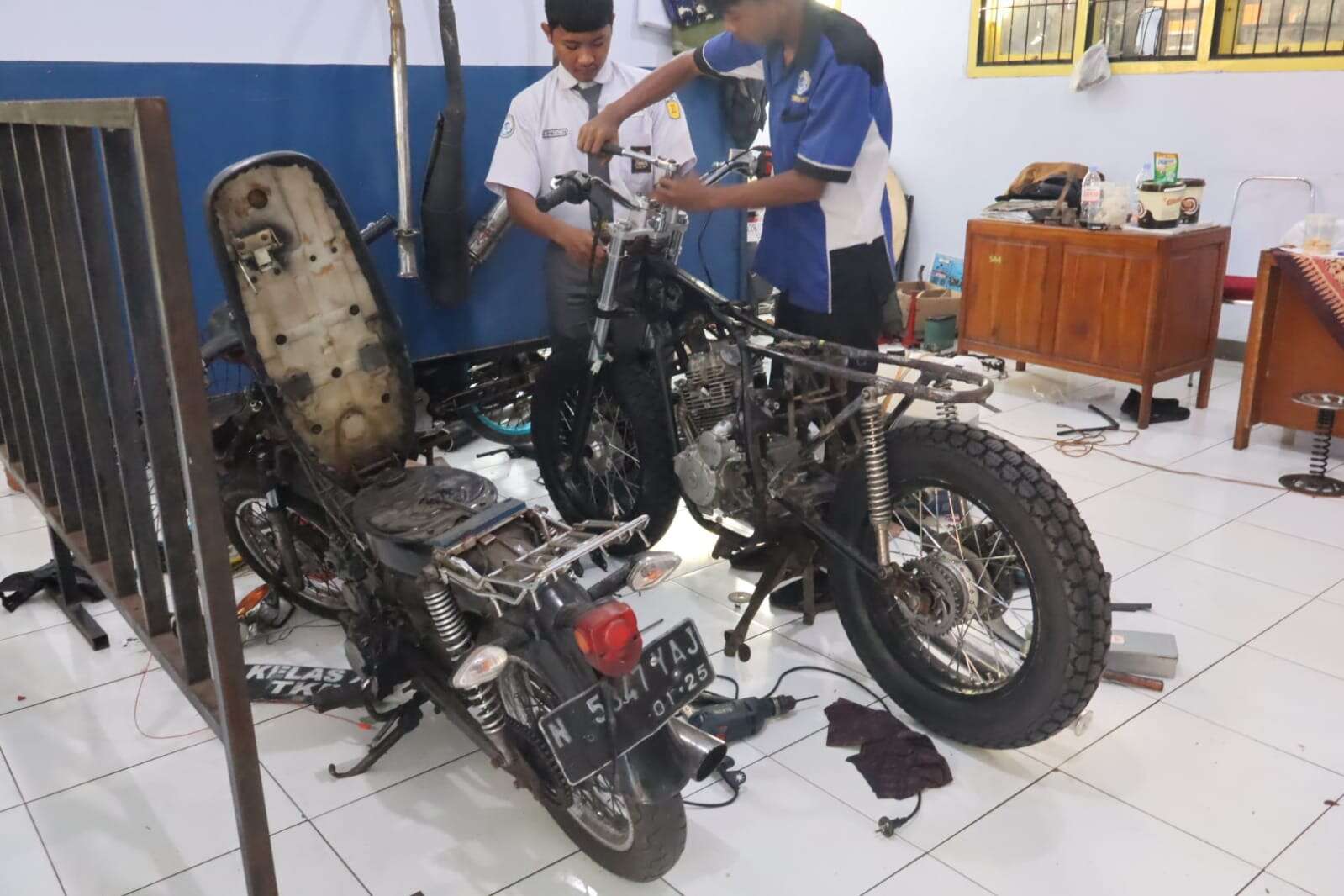 Out Of The Box ! SMKN 3 Bondowoso Gelar Uji Kompetensi Keahlian, Siswa Teknik Sepeda Motor Buat Custom Model Bristish