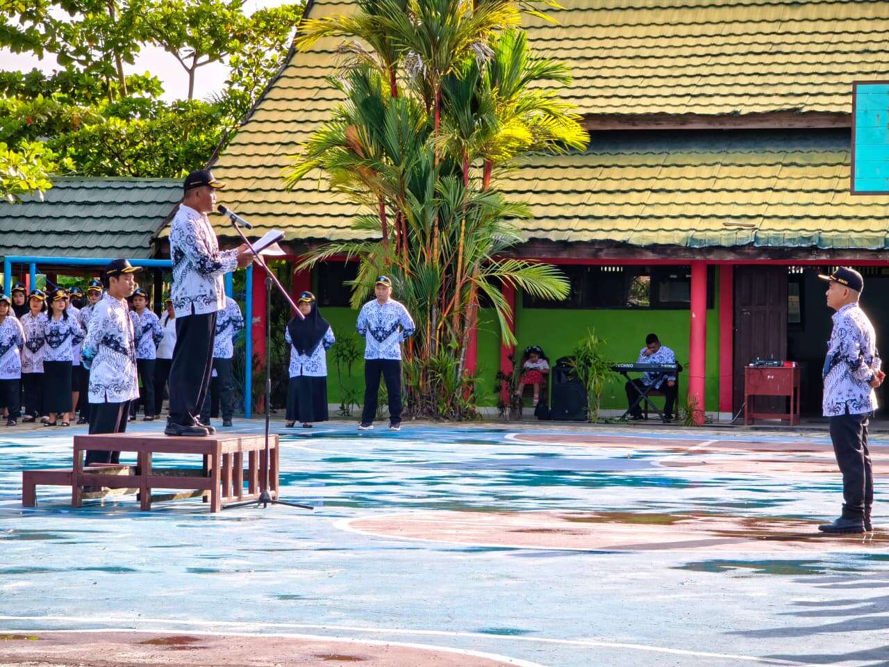 Guru Jadi Petugas Upacara, Peringatan Hari Guru di SMKN 4 Palangka Raya Berlangsung Penuh Makna