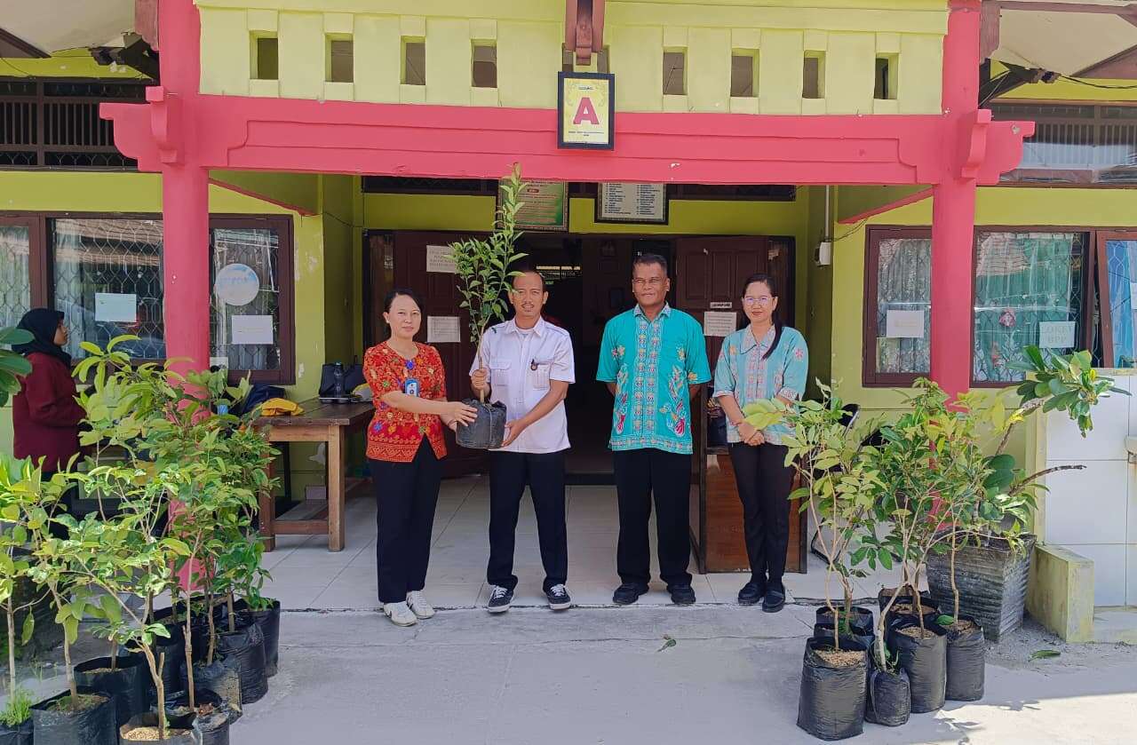 SMKN 4 Palangka Raya Terima 20 Bibit Buah dari Komunitas Sungai dan BWS II Kalimantan