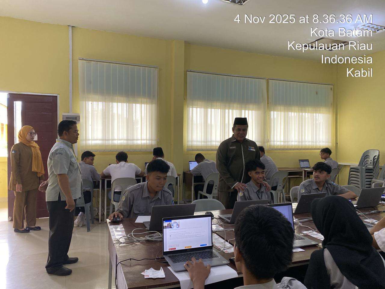 Pengawas Pembina dari SMKN 6 Batam Monitoring  Kegiatan Ujian TKA pada hari Selasa, 04 November 2025